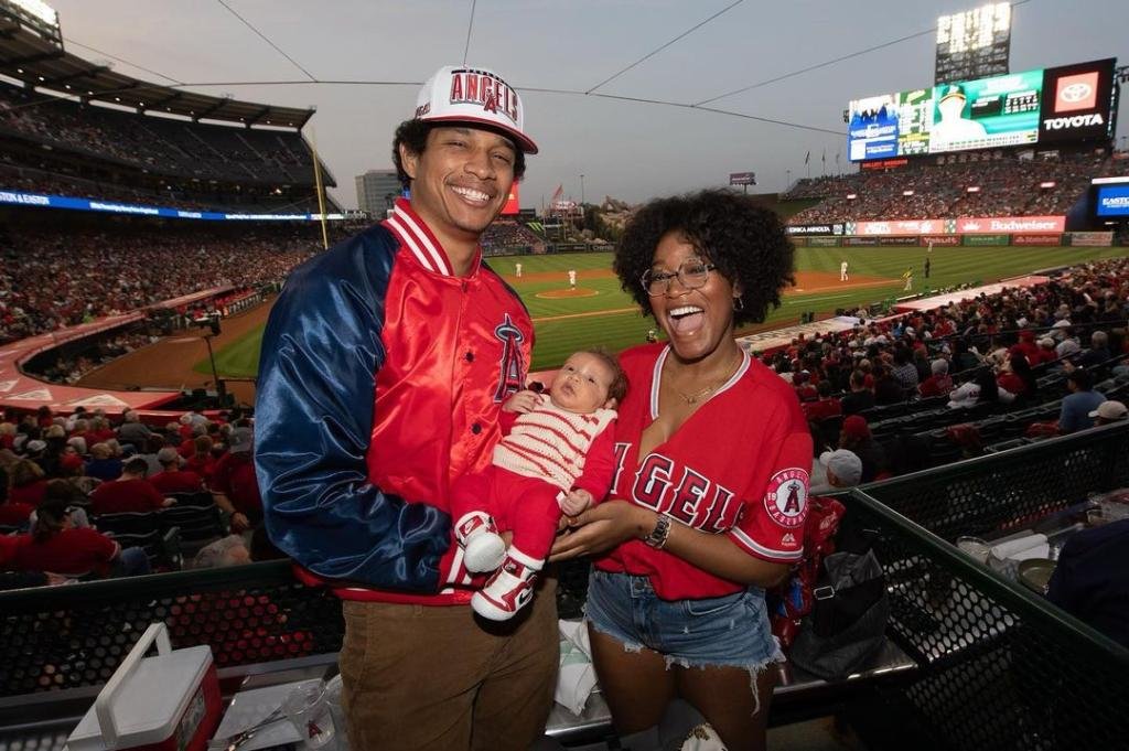 Darius Jackson and Keke Palmer at baseball game with son