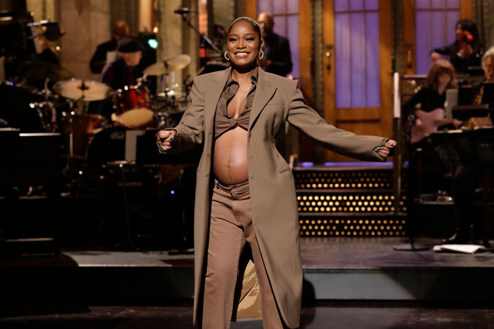 Keke Palmer shows baby bump on "Saturday Night Live"