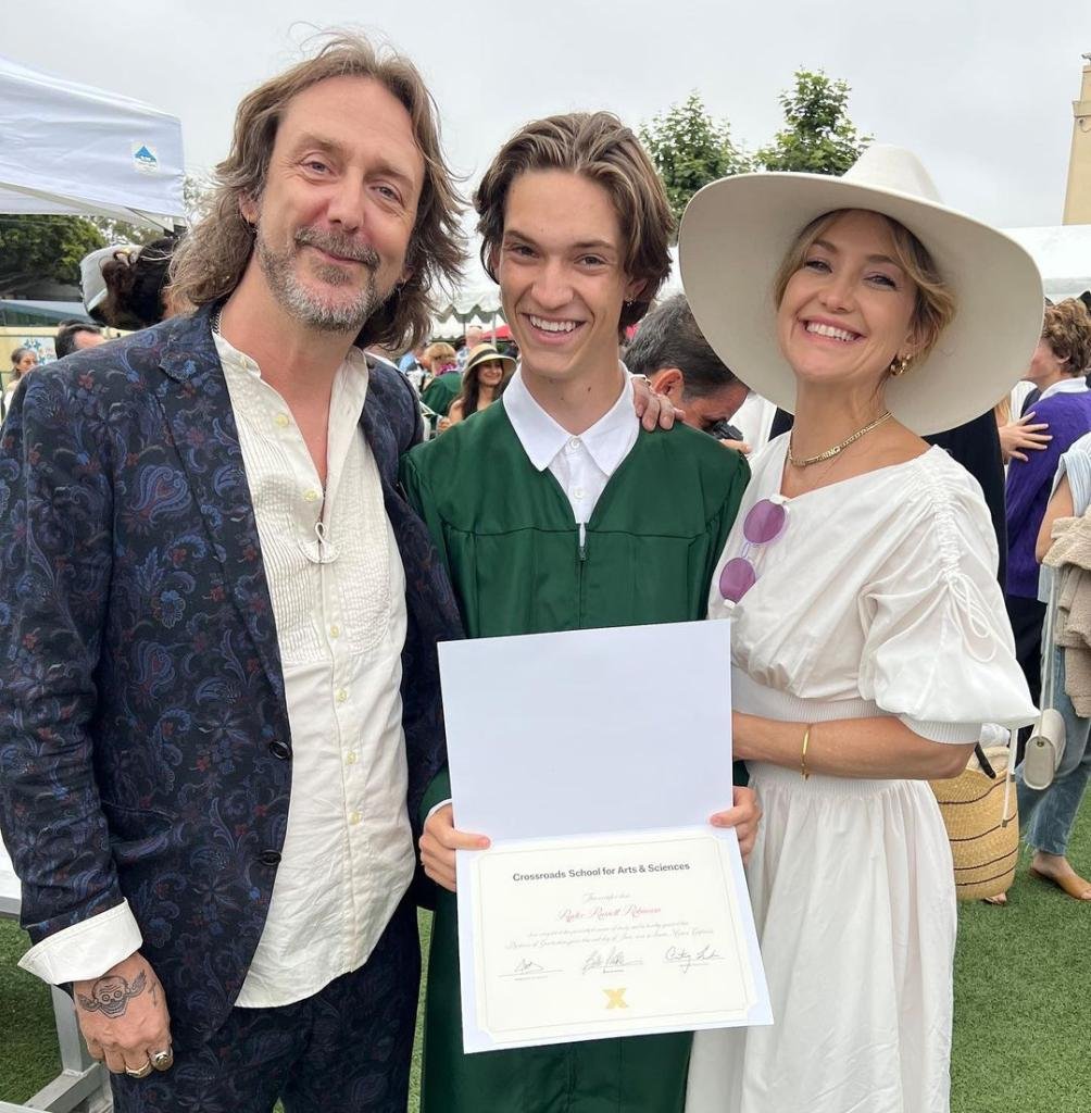 Chris Robinson, Ryder, and Kate Hudson at their son's graduation. 