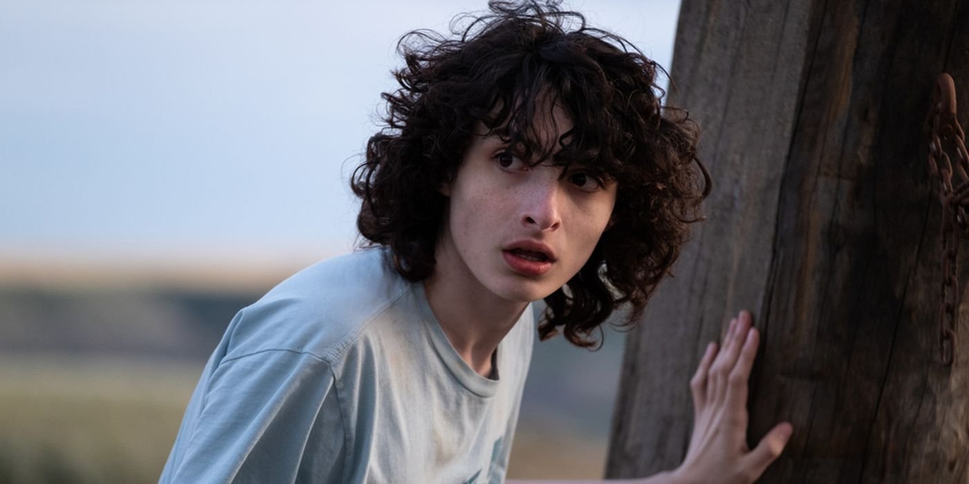 Finn Wolfhard leaning against a wall in Ghostbusters: Afterlife