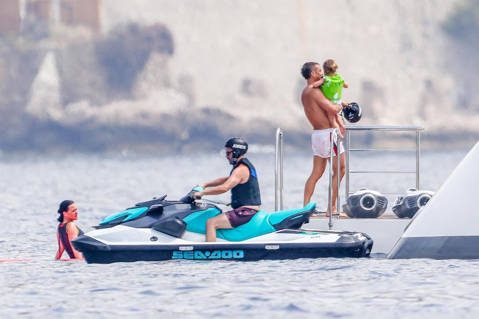 Orlando Bloom holding his daughter Daisy Dove on a yacht