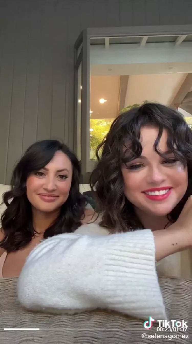 A selfie of Selena Gomez and Francia Raísa.