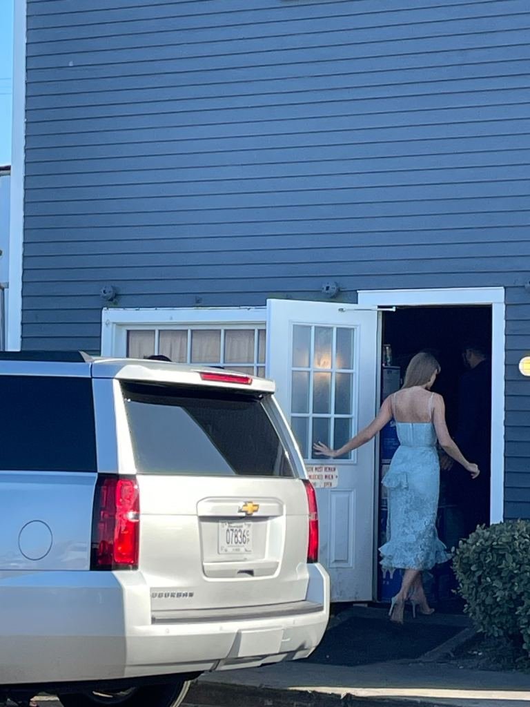 Taylor Swift entering building